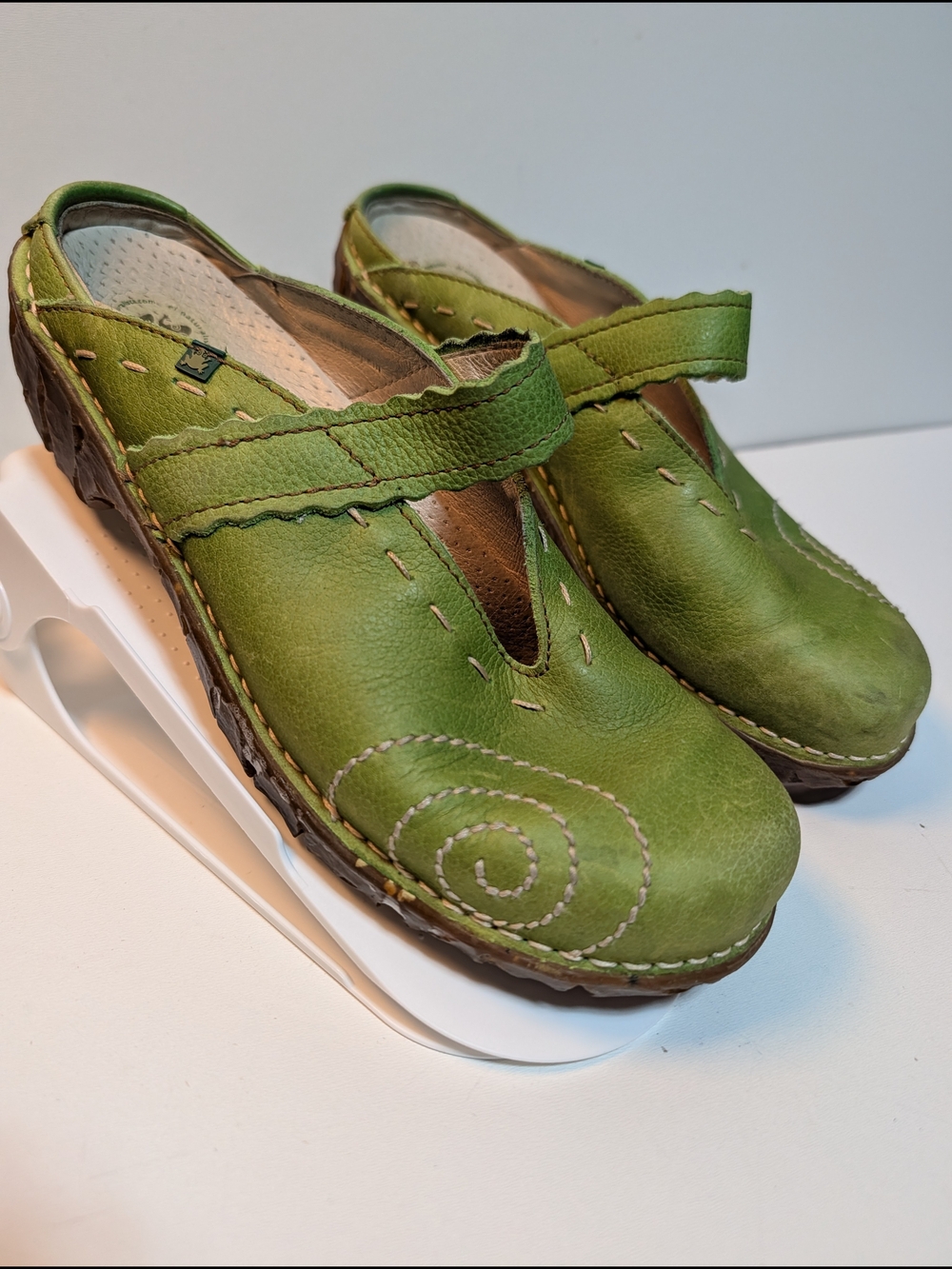 El Naturalista Yggdrasil clogs in a green chartre